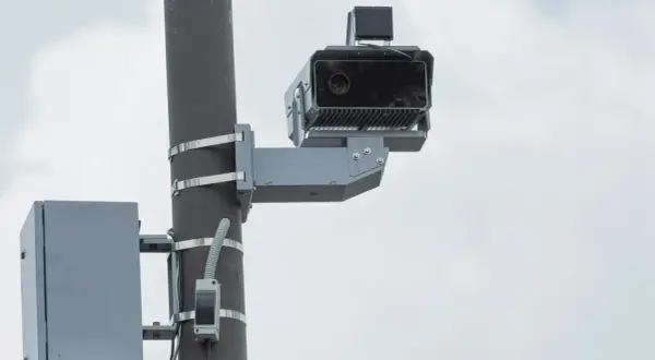 Un radar de feu rouge, prêt à déclencher son flash pour les contrevenants.