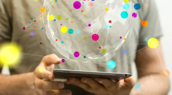 Domena internetowa: Co to? Wybierz, zabezpiecz i zrozum jej działanie.