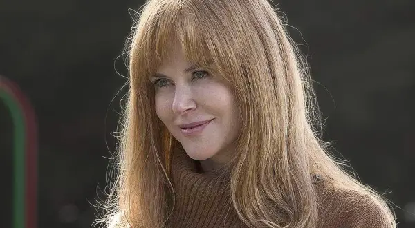 Nicole Kidman med blont hår och blå ögon, klädd i en brun polotröja. Kanske en scen från big little lies season 3?