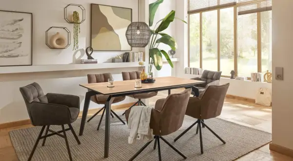 Modernes Esszimmer gestalten mit Holztisch, bequemen Stühlen, Wanddeko und großem Fenster.