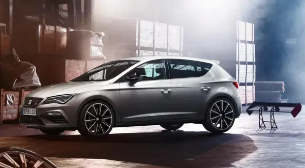 Srebrny Cupra Leon w magazynie. Cupra to marka znana z osiągów i sportowego designu.