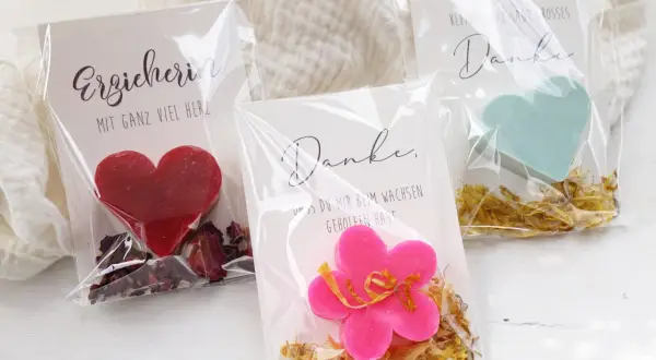 Abschiedsgeschenk Grundschule Kinder: Kleine Seifenherzen und eine Blume mit Dankesbotschaften für Erzieherinnen.