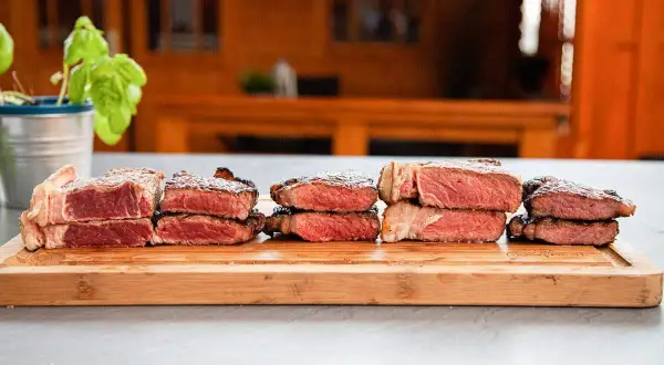 Sechs gestapelte Steaks zeigen verschiedene steak garstufen, von blutig bis medium.