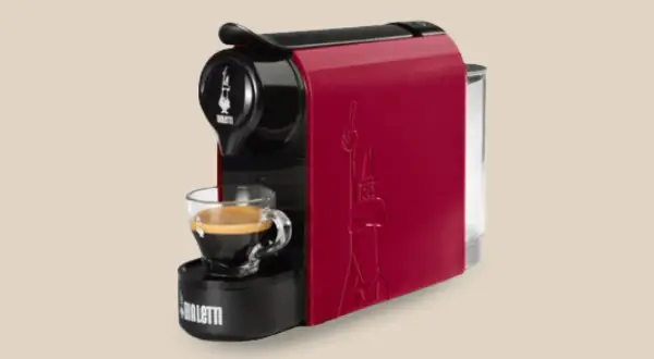 Macchina caffè Bialetti rossa, con tazzina di espresso. Speriamo che la macchina caffè Bialetti non funzioni, così possiamo provare a ripararla!