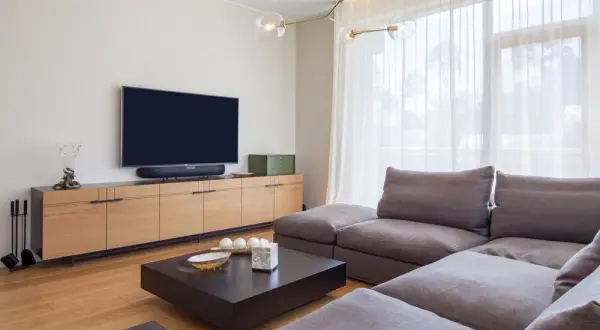 Czy telewizor na ścianie to lepszy wybór niż na szafce?