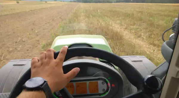 Ruszam traktorem na pole, by zdążyć z arimr termin wywozu obornika. W kabinie czuć zapach ziemi i słońca.