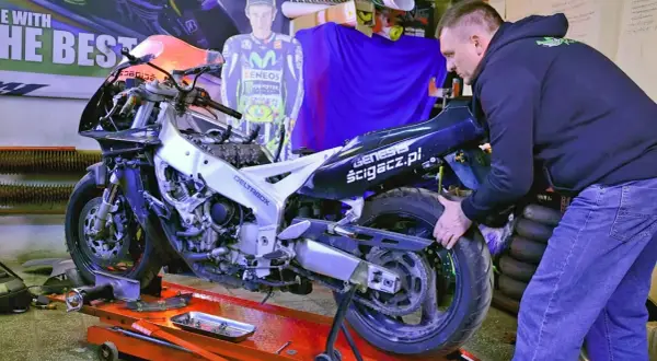 Mężczyzna przy motocyklu sportowym, który nie reaguje po przekręceniu kluczyka.
