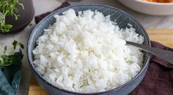 En skål med fluffigt vitt ris, perfekt för att koka till en god måltid.