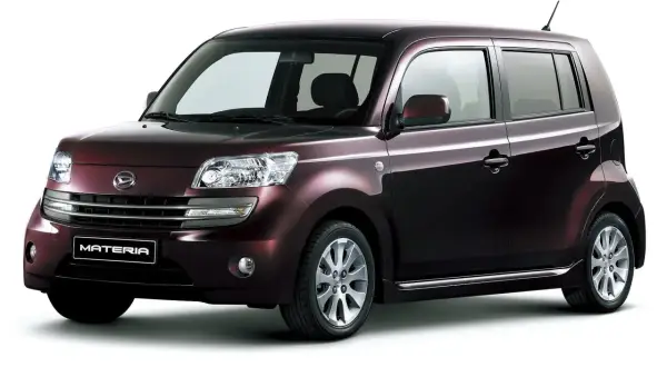 Elegancki, bordowy Daihatsu Materia z chromowanymi listwami i felgami, prezentujący swoją unikalną sylwetkę.