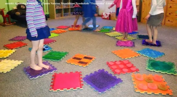 Mata sensoryczna DIY: Rozwiń zmysły dziecka. Poradnik krok po kroku
