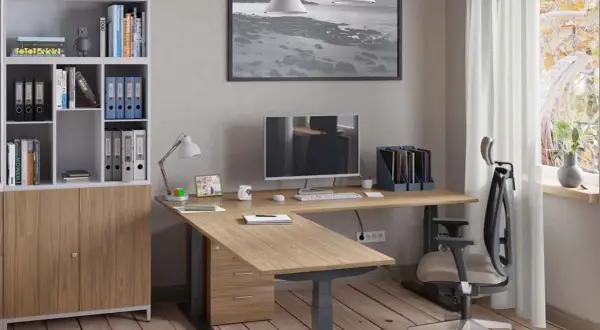 Schreibtisch Ideen wenig Platz: L-förmiger Schreibtisch mit integriertem Aktenschrank und Regal, ideal für kleine Räume.