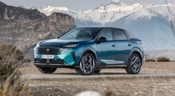 Nowy Peugeot 3008 w turkusowym kolorze na tle gór. Zastanawiasz się, jaki silnik wybrać?