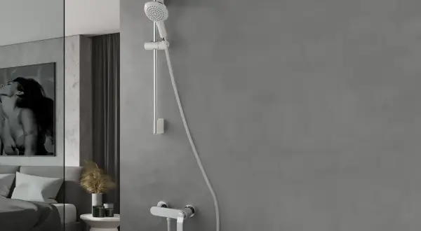 Mitigeur de douche moderne avec douchette réglable en hauteur. Un design épuré pour une salle de bain contemporaine.