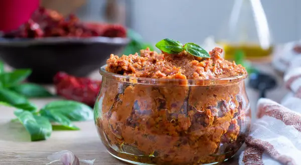 Paté di pomodori secchi: un condimento versatile per pasta, bruschette e molto altro. Scopri come usarlo per dare un tocco di sapore in più ai tuoi piatti.