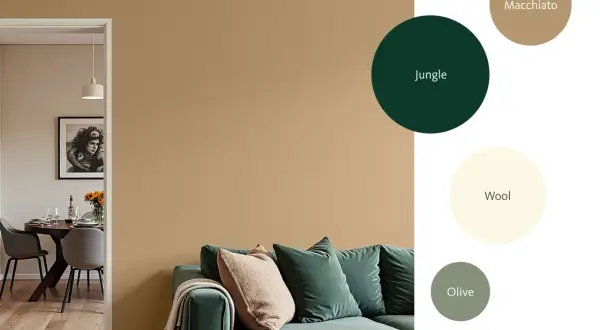 Ein Wohnzimmer mit einem grünen Sofa und Kissen, das durch moderne Farben wie Macchiato, Jungle, Wool und Olive inspiriert ist.