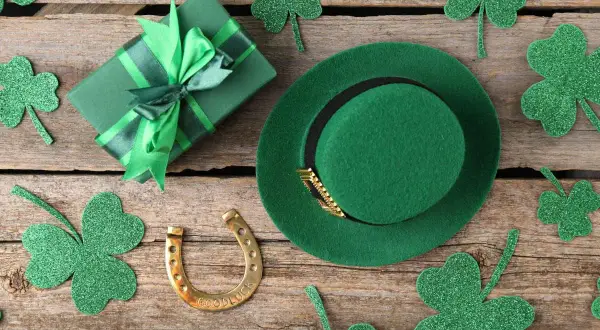Sombrero verde, regalo, herradura de la suerte y tréboles, todo listo para celebrar el Día de San Patricio en Irlanda.