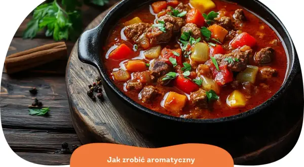 Aromatyczny, tradycyjny gulasz węgierski w czarnym naczyniu, pełen mięsa, papryki i ziemniaków, ozdobiony natką pietruszki.