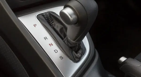 Dźwignia zmiany biegów w automacie. Położenie "S" sugeruje tryb sportowy lub hamowanie silnikiem w automacie.