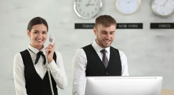 Ile godzin pracuje recepcjonistka w hotelu? Zaskakujące fakty o zmianach