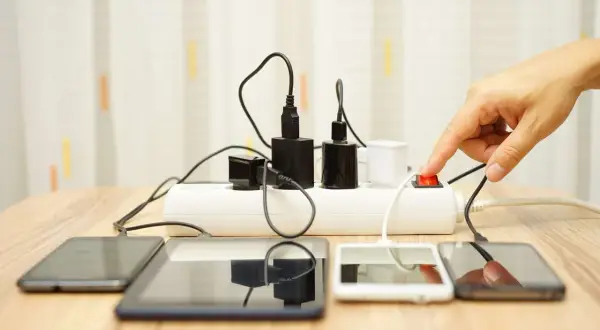 Ile prądu zużywa ładowarka do telefonu? Prawdziwe koszty i wyliczenia