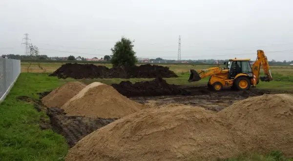 Podniesienie terenu działki: 20 czy 30 cm? Prawo, koszty i sąsiedzi.