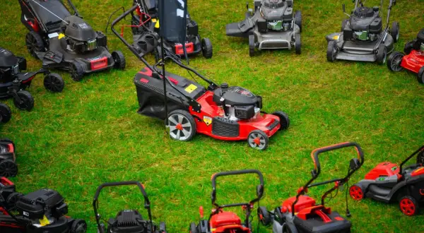 Wybierasz najlepsze kosiarki elektryczne? Na zielonej trawie prezentuje się kolekcja nowoczesnych kosiarek, gotowych do pracy w ogrodzie.