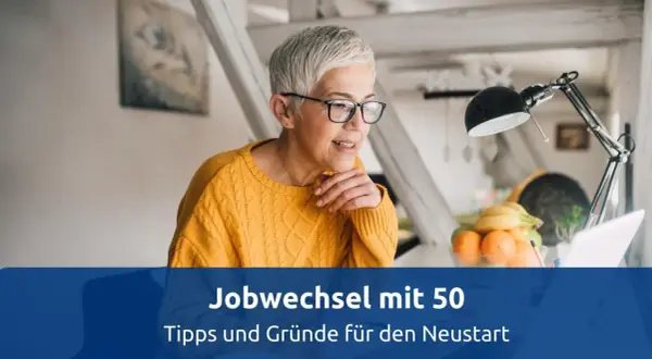 Frau mit Brille und gelbem Pullover am Laptop, bereit für einen beruflichen Neuanfang. Tipps für den Jobwechsel mit 50.