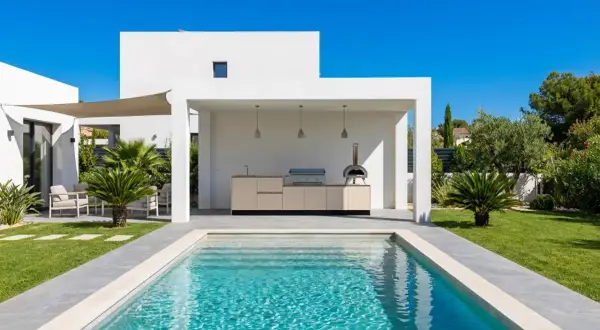 Une magnifique cuisine d'été avec piscine, parfaite pour des repas en plein air sous le soleil.