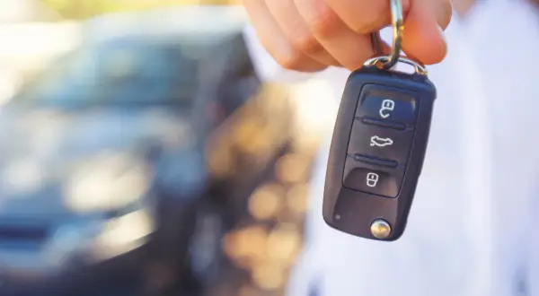 Kluczyk samochodowy z przyciskami, w tym do otwierania i zamykania drzwi. Czy to immobilizer? Tak, to część systemu zabezpieczającego auto.
