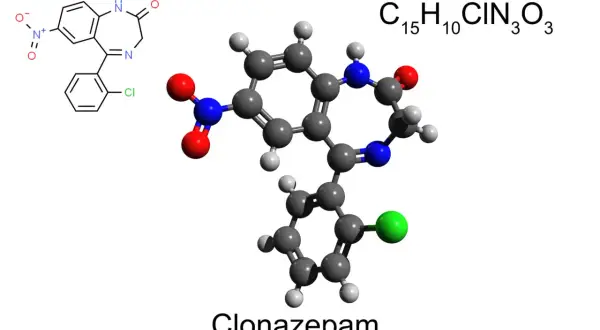 Model cząsteczki klonazepamu z jego wzorem chemicznym.