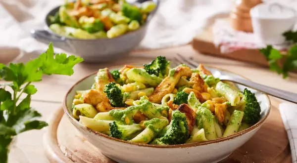 Penne mit Hähnchen, Brokkoli und Mais in cremiger Kräutersauce. Perfekt für gesunde Rezepte Mittagessen.