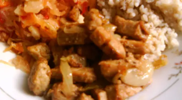 Klasyczny gyros przepis: soczyste kawałki mięsa z cebulką, kasza i surówka z kapusty. Pyszny obiad!