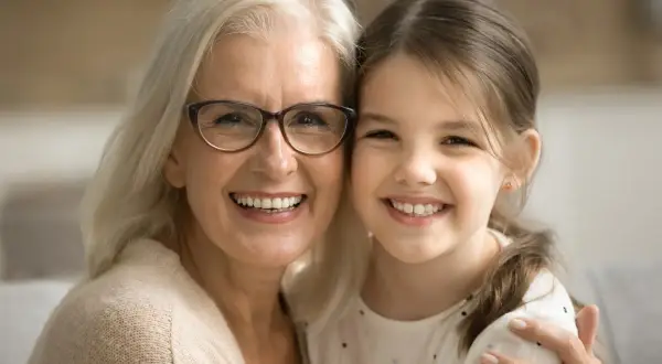 Uśmiechnięta babcia z wnuczką, idealne do pięknych cytatów o wnukach.