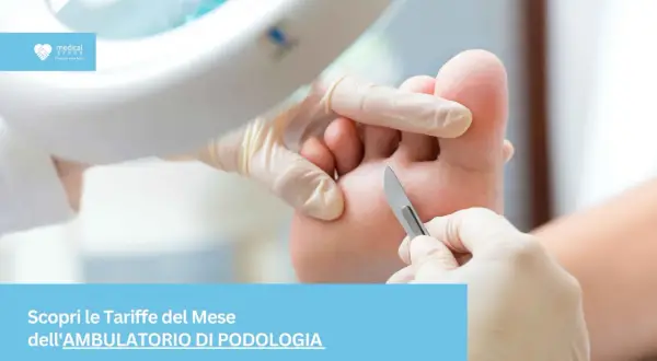 Mani guantate eseguono un trattamento podologico. Scopri il costo della visita podologo per la cura dei tuoi piedi.