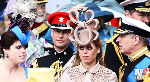 Królewskie wydarzenie, gdzie królewskie damy noszą ekstrawaganckie nakrycia głowy. Co to jest fascynator? To ozdobny dodatek, który dodaje elegancji.