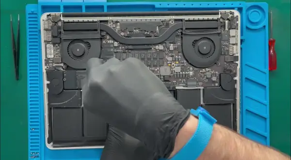 Wymiana baterii w MacBook Pro: Jak uniknąć kosztownych problemów?