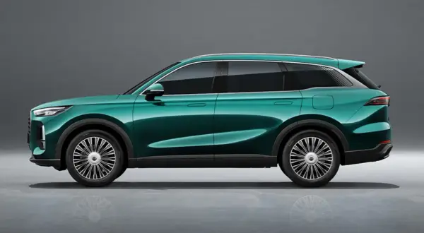 Elegancki, zielony SUV Tiggo 9 prezentuje się nowocześnie na tle szarego studia.