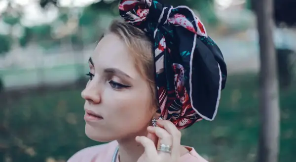 Elegancka opaska na głowę z wzorem kwiatowym, jak nosić ją stylowo.