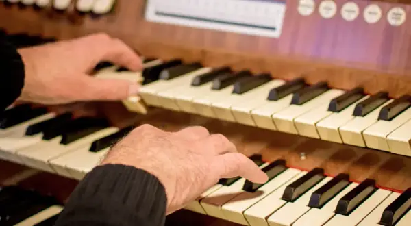 Ile zarabia organista w kościele? Zaskakujące fakty o wynagrodzeniach