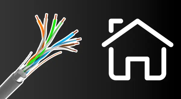 Rozplecione przewody ethernetowe obok białej ikony domu.