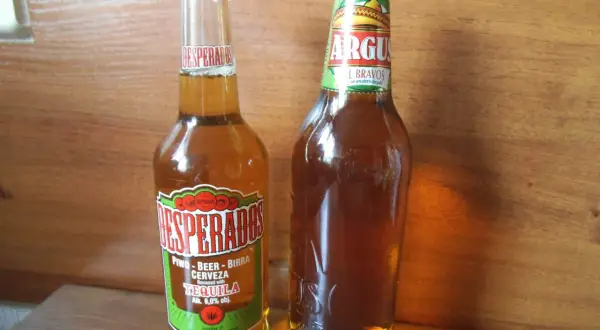 Dwie butelki piwa: Desperados z tequilą i Argus El Bravos.