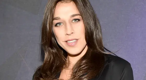 Joanna Jędrzejczyk, znana wojowniczka, uśmiecha się do obiektywu. Czyżby myślała o swoim mężu?
