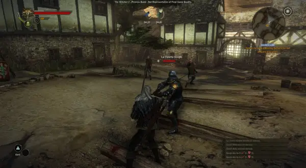 Geralt walczy z rycerzem w Wiedźminie 2. Sterowanie w grze pozwala na dynamiczne uniki i ataki.