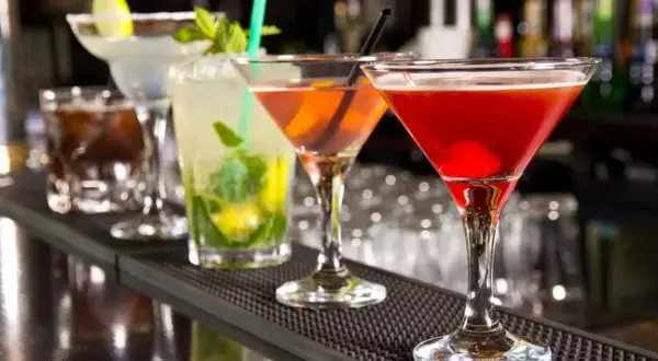 Ile kalorii ma drink? Zaskakujące fakty o kaloryczności koktajli