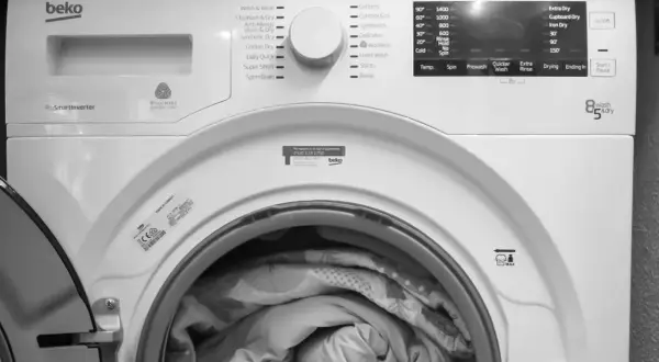 Pralka Beko z załadunkiem 8kg/5kg. Czy pralki Beko są awaryjne? Ta pralka z funkcją prania i suszenia wygląda na solidną.