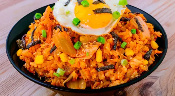 Kimchi fried rice recept med stekt ägg, majs och salladslök. En läcker och färgstark rätt.
