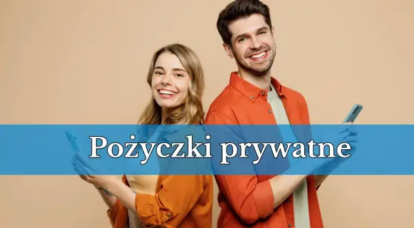 Uśmiechnięci młodzi ludzie z telefonami w rękach. Napis na niebieskim tle: "Pożyczki prywatne".