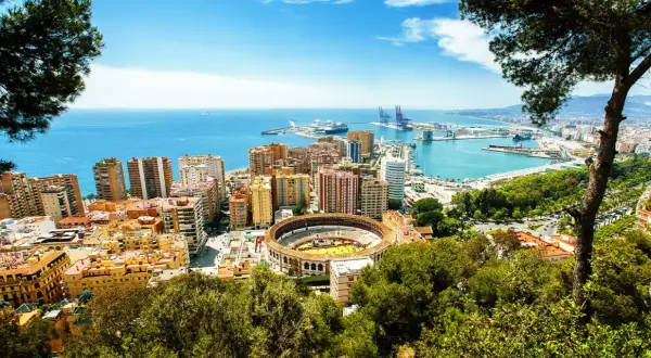 Vue panoramique de Malaga : arène, port, mer bleue. Idéal pour savoir que faire à Malaga.