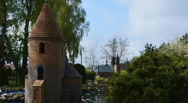 Skansen Miniatur Pobiedziska: Polska w miniaturze. Planuj wizytę!