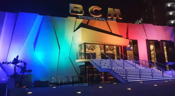 BCM International Club in bunter Beleuchtung, bereit für die besten Ballermann Hits und eine unvergessliche Nacht.